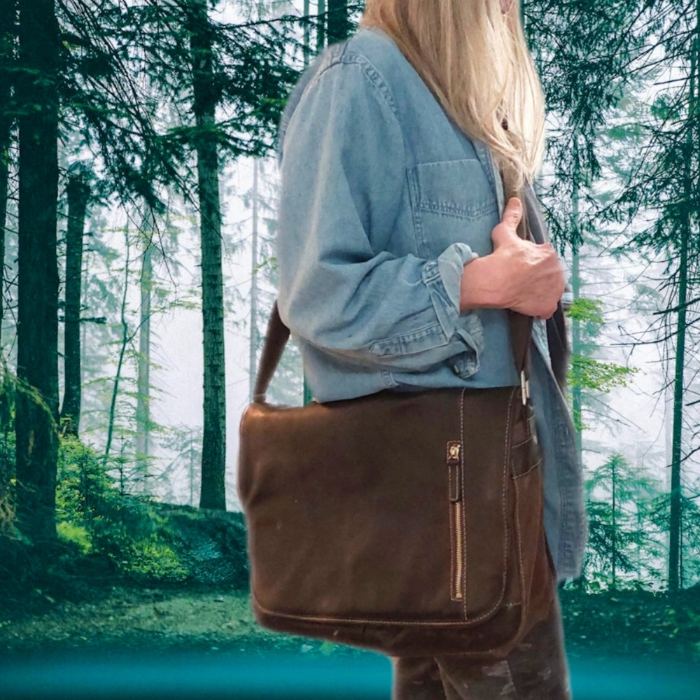 New Pelle Studio Unisex Large Premium Brown Leather Messanger/Laptop Bag w/Strap